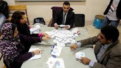 بدء فرز أصوات المشاركين في الاستفتاء على الدستور في فرنسا