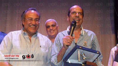 بالصور.. فرقة «تحت 18» تكرم الفنان محمد الصاوي