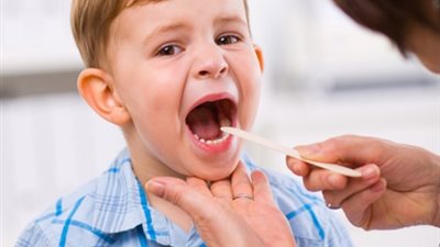 كيف تحمي طفلك من إلتهابات الحلق