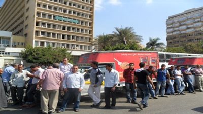 تجمهر العاملين بـ