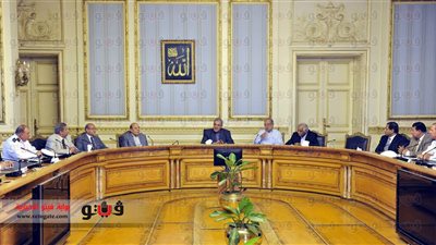 بالصور.. ننشر تفاصيل اجتماع «محلب» بسائقي الميكروباص والنقل العام