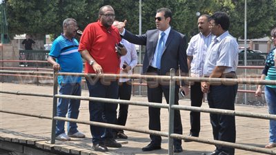 بالفيديو والصور.. محافظ أسيوط يتفقد أماكن ظهور بقع الزيت بـ«نيل أسيوط»