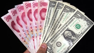 اليورو يتراجع أمام الدولار والين بعد تعليقات لمسئولين بالمركزي الأوربي