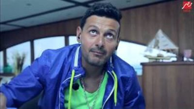 بالفيديو.. عبد الباسط ينهال على فريق عمل 