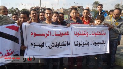 بالصور.. تجار القنطرة غرب يحتشدون أمام ديوان محافظة الإسماعيلية