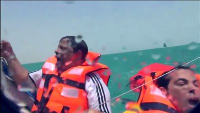 بالفيديو.. عبد الباسط حمودة يضرب سعد الصغير بـ«الشبشب» في «رامز قرش البحر»