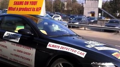 بالفيديو..رجل يحطم سيارة بـ 1.1 مليون جنيه احتجاجًا على خدمات «BMW»