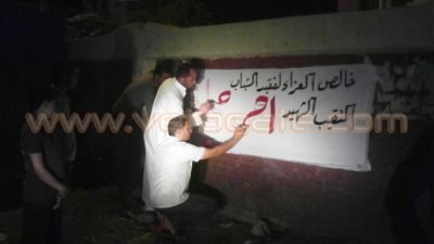 بالصور..شباب «منشأة عباس» ينعون «شهيد رفح» على الجدران