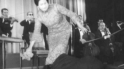 سقوط أم كلثوم على مسرح الأولمبياد بباريس