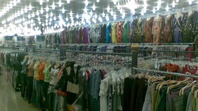 طلبة: ارتفاع أسعار الدولار يضرب صناعة الملابس
