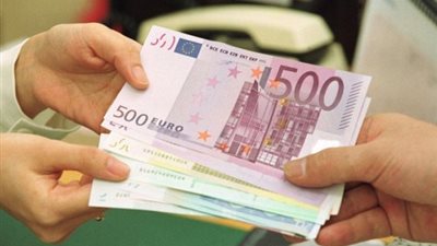 اليورو يتراجع قرشين.. والدولار يسجل 6.99 جنيهات