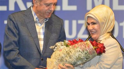 أردوغان يهدي «أمينة» 36 وردة في عيد زواجهما