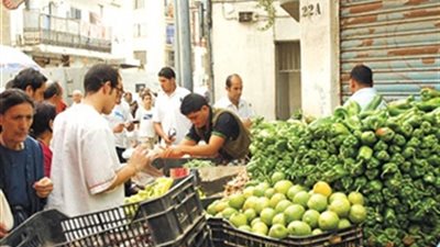 القيادات الأمنية تواصل تفقد الأسواق للتأكد من التزام التجار بالأسعار