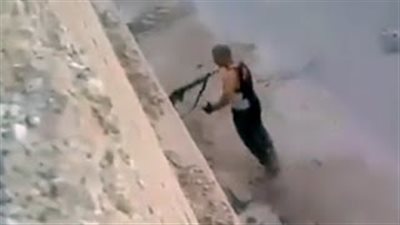 بالفيديو.. سقوط مقاتل مصري بـ «داعش» في يد القوات الكردية