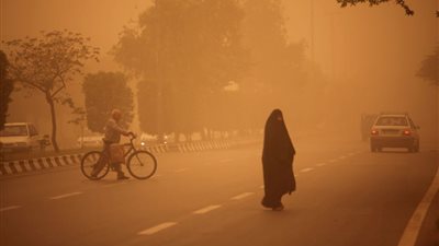 10 نصائح لتفادي العاصفة الترابية.. وضع كمامات على الوجه.. البقاء في المسكن وعدم النزول إلى الشارع إلا للضرورة القصوى.. استخدام المناديل المبللة باستمرار.. والعقاقير وفيتامين سي سلاح المرضى