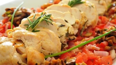 طريقة إعداد شرائح الديك الرومي بالخضراوات وصوص الباربيكيو