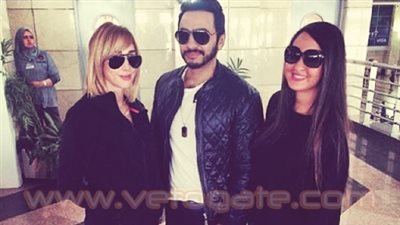 بالصور.. تامر حسني يصطحب زوجته إلى باريس