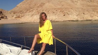 بالصور.. «نيكول سابا» وزوجها على شواطئ شرم الشيخ
