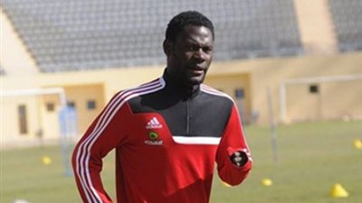 انقسام في لجنة الكرة بالأهلي على النيجيري 