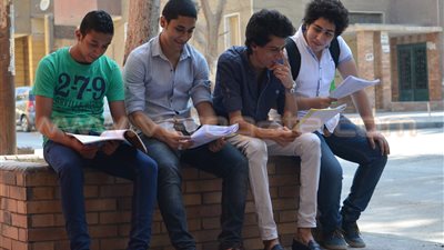 بالصور.. طلاب الثانوية يتوافدون على مدرسة حافظ إبراهيم بحلوان