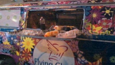 بالصور.. رئيس حي شرق الإسكندرية يحطم سيارة مواطن «مطعم متحرك»