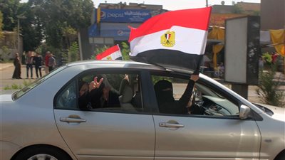 مسيرة بالسيارات لأنصار المعزول من التجمع الخامس لـ