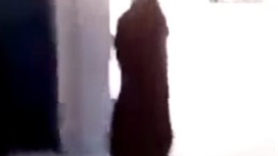 بالفيديو.. القبض على شاب يمني متنكر بملابس نسائية في استراحة للطالبات