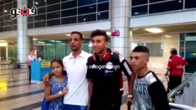بالفيديو.. الجمهور يلتقط صورا «سيلفى» مع بعثة المنتخب بالمطار