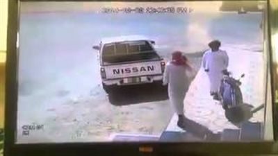 بالفيديو.. رجل يمنع لصين من سرقة دراجة نارية