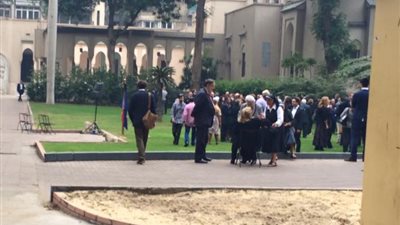 بالصور.. السفارة الفرنسية تستقبل التعازي في ضحايا هجمات باريس