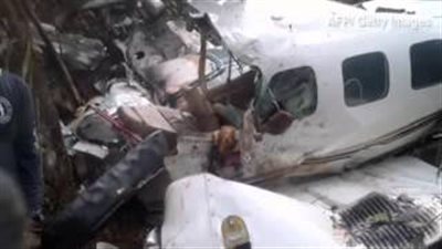 بالفيديو.. شابة تنقذ رضيعها في غابة بعد تحطم طائرتهما