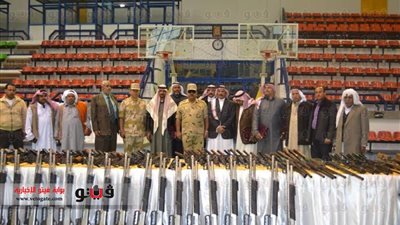 بالصور.. القبائل العربية تسلم قيادة الجيش الثاني 521 قطعة سلاح وكميات كبيرة من الذخائر
