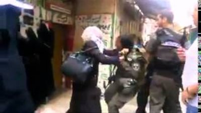 بالفيديو.. فلسطينية تصفع مجندة إسرائيلية على وجهها لمنعها من دخول الأقصى