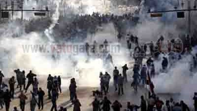 المتظاهرون يشعلون النار في 