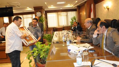 بالصور..محافظ الجيزة: تخفيض إضاءة الإعلانات وسحب التراخيص من المخالفين