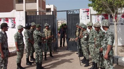 قوات الجيش والشرطة تتسلم لجان الاستفتاء بالهرم والجيزة