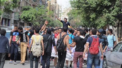 طلاب الشهادات الفنية والإعلام يتظاهرون أمام 