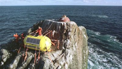 بالصور.. بريطاني يعيش بصحبة الحيتان لجمع التبرعات