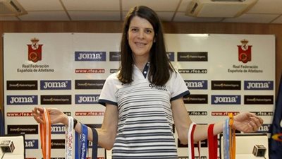بطلة ألعاب القوى الإسبانية تهدي ميداليتها لضحايا الإرهاب