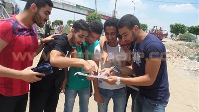 بالفيديو والصور.. طلاب ثانوية الشرقية: امتحان الكيمياء سهل ومباشر