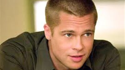 براد بيت يُهدى 