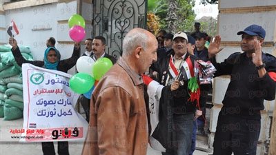 بالصور.. مؤيدو الدستور يتوافدون على لجان الاستفتاء لتحية قوات الجيش