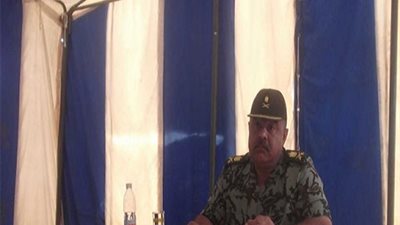 قائد الجيش الثانى يضع إكيلاً من الزهور على النصب التذكارى