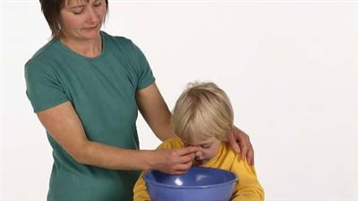 4 طرق للتعامل مع طفلك عند إصابته بنزيف الأنف