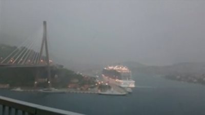 بالفيديو.. صاعقة تضرب جسر بـ