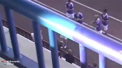 بالفيديو.. لاعب يحتفل بهدفه بطلب «يد» صديقته