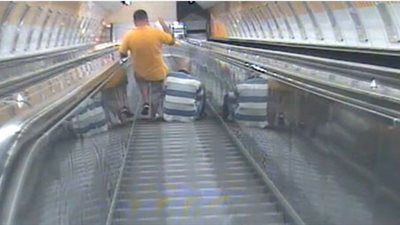 بالفيديو.. رجل يدفع راكبًا على خطوط قطار مترو الأنفاق