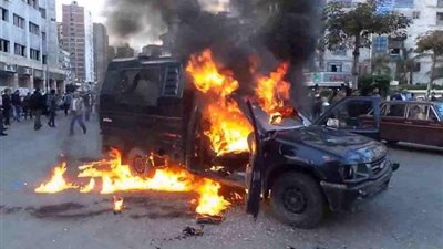 اشتعال النيران في سيارة شرطة بأسوان