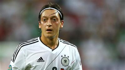 أوزيل عن إصابة نيمار: أنا غير سعيد