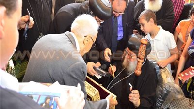 بالصور.. مطران المنيا يضع حجر الأساس لـ«مستشفى الرجاء» بـ«أبو قرقاص»